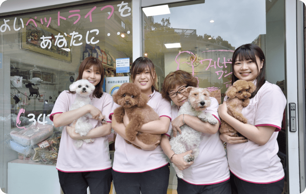 わんちゃんとスタッフの集合写真